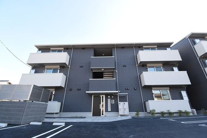 香川県高松市屋島西町 3階建