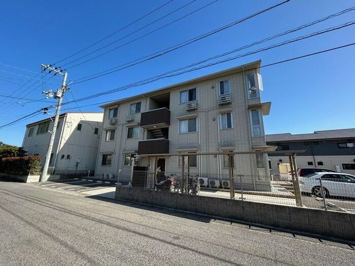 香川県高松市屋島西町 3階建