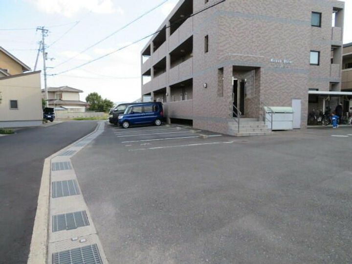 香川県高松市多肥上町 3階建