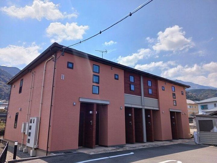 愛媛県四国中央市寒川町 2階建 築5年6ヶ月