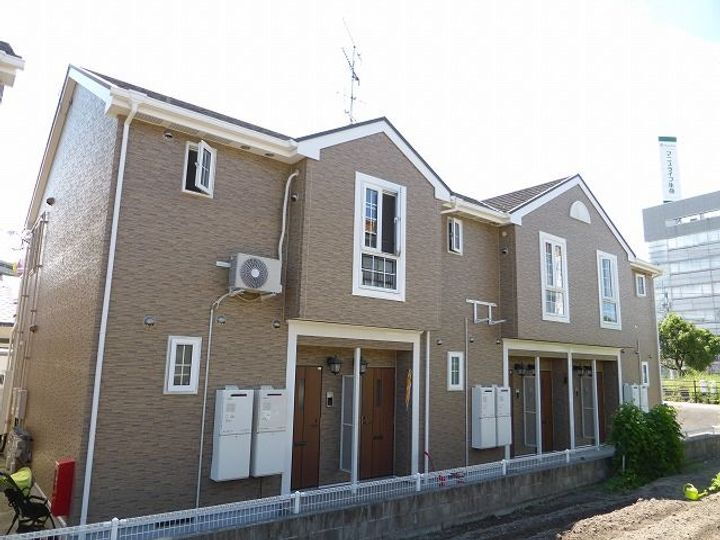 愛媛県新居浜市庄内町４丁目 2階建