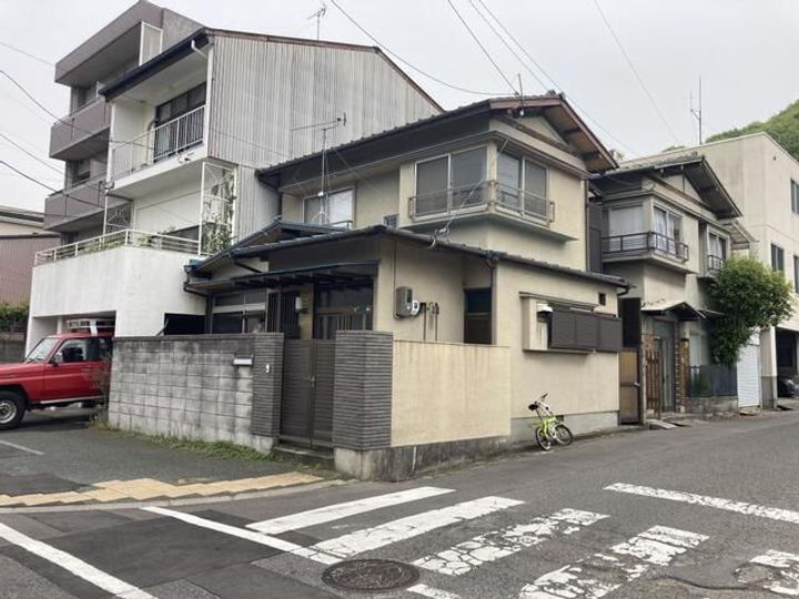 香川県高松市亀岡町 2階建