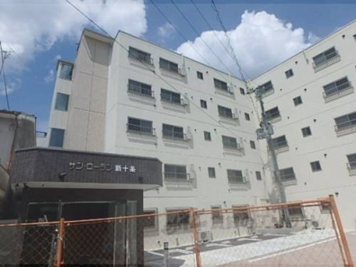 サンローラン新十条 5階建