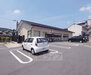 岩倉長谷町貸家 セブンイレブン京都岩倉忠在地町店まで566m 広々と停めやすい駐車場あります。