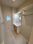 カラン　シャンブル 三面鏡シャワー付き洗面台。洗濯機置き場には可動式の棚があっ
