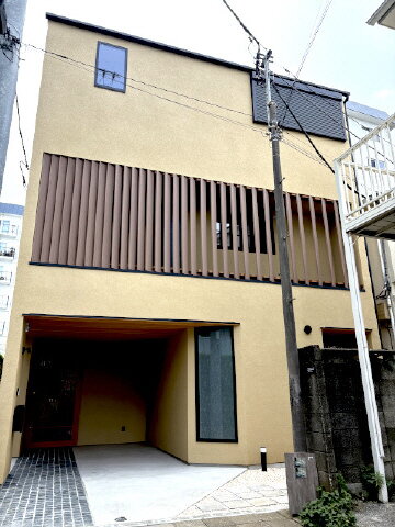 東京都目黒区中目黒１丁目 3階建