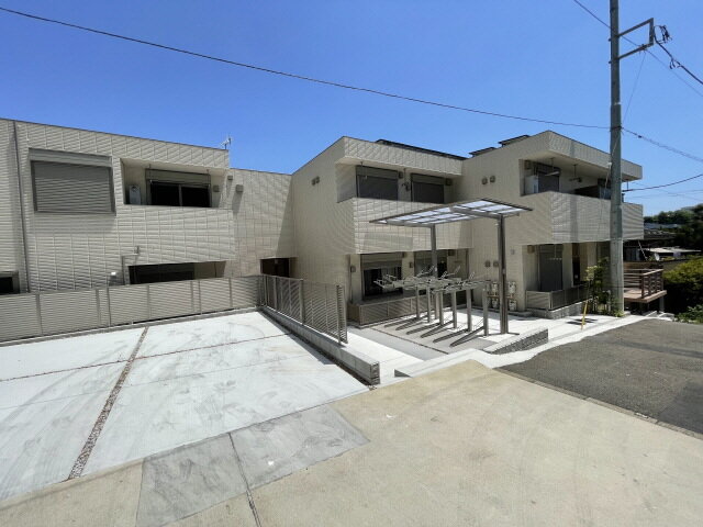 神奈川県横浜市磯子区岡村４丁目 2階建 