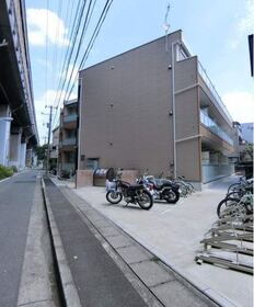 神奈川県川崎市高津区新作４丁目 3階建 築8年