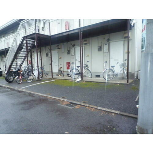 メゾンポンム内駐車場