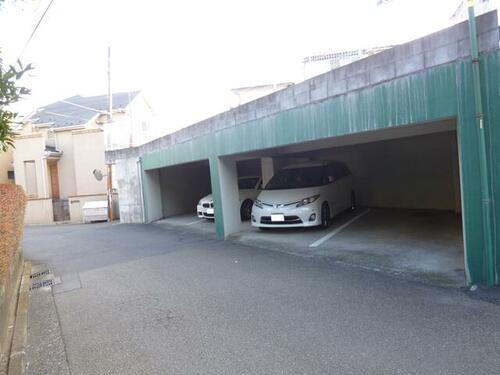 岡沢町　屋根付き駐車場　１階部分