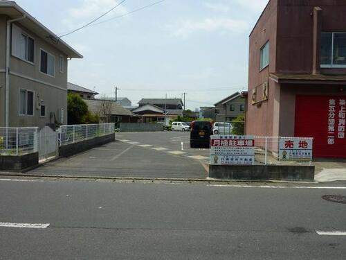 築城駅前通り駐車場