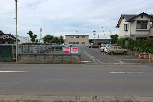  小澤駐車場入口の画像です。アスファルト駐車場