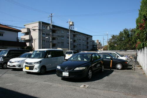 曲駐車場