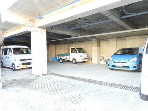 メゾン．ド．花丘　敷地内駐車場