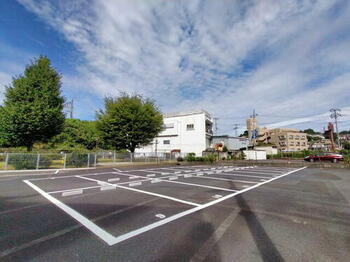  真鶴駅近くの月極駐車場です。複数台契約も可能です。