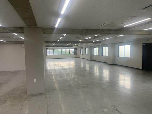 泉北高速高架下ロードサイド　３階ワンフロアテナント１２５坪　営業所向け