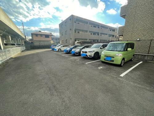 三条町鈴木駐車場