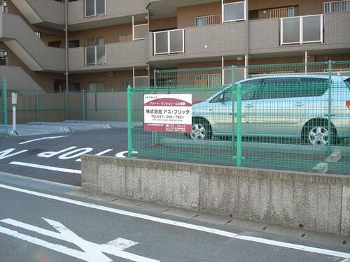 クレアーレ壱番館駐車場