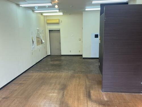 深井駅前ロータリー沿　物販店跡１階テナント約１０坪　物販店、整体院等
