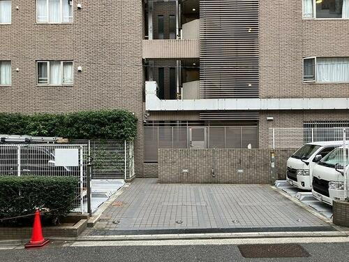 六本木３丁目８駐車場（中型ロールーフ）