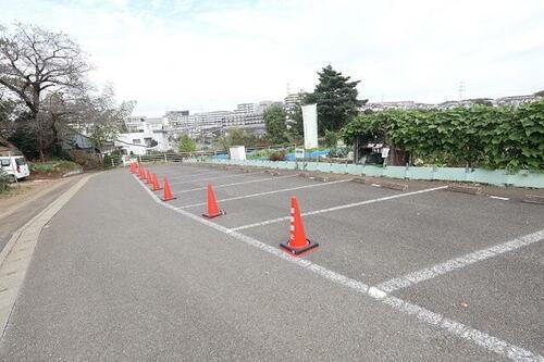 片平月極駐車場