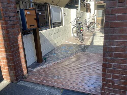 メゾンＩＺＵＭＯ　バイク置場
