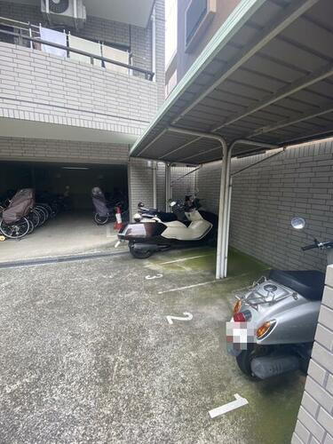 オークヒルズ　バイク置き場
