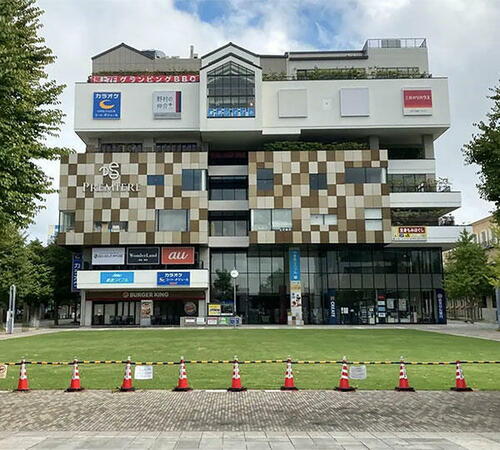 センター北駅目の前の商業ビル