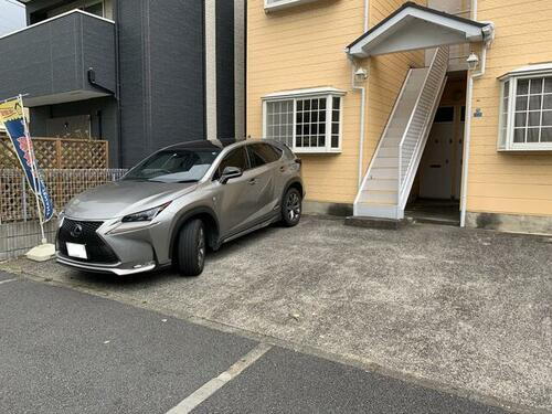 ヒュッテ高田敷地内駐車場