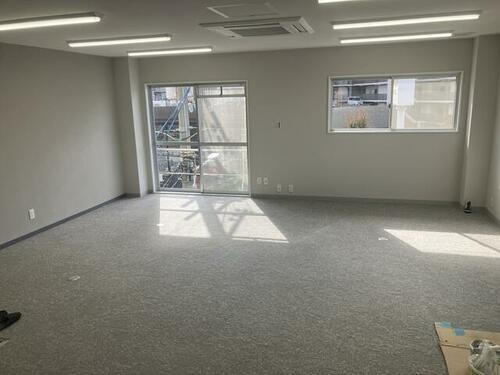 なかもず駅９分　バス通り沿商業施設隣　３階テナント約１４．５坪　サロン