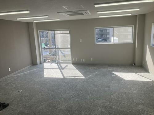 なかもず駅９分　バス通り沿商業施設隣　４階ワンフロアテナント１４．５坪