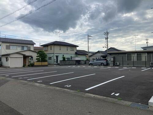 栗森一丁目月極駐車場
