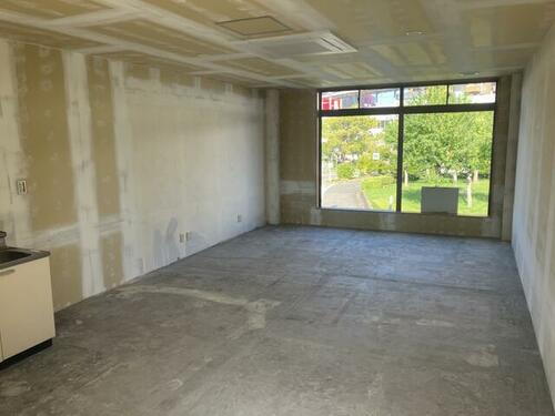 深井駅前ロータリー沿　２階ガラス張りテナント約１０坪　サロン・営業所等