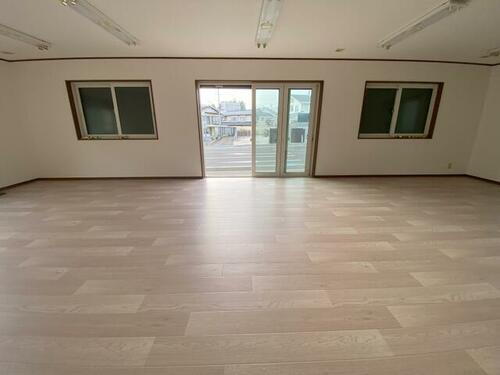 下馬３丁目貸倉庫