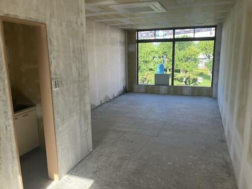 深井駅前ロータリー沿　２階ガラス張りテナント約８．４坪　サロン・営業所