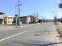 浜田１（筒井駅）　２２８０万円 接道状況（西から撮影）。歩道は道幅が広く、敷地が車道から離れているため安心感があります。