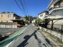 元和泉１（狛江駅）　７３５０万円 前面道路を含む現地外観<BR>南側より撮影、道路は広々とした約5.5ｍの公道です！