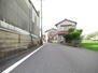 大字西別所（蓮花寺駅）　３５００万円 幅員約4.1mの前面道路です。普通車が1台通れる幅となります。大型車の通行が少ないので、振動や騒音が抑えられます。（2022年6月27日　撮影）