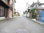 長島町長島中町（近鉄長島駅）　７８０万円 車がすれ違うには厳しい道幅ですが、車の出入りが少ないので落ち着いて駐車することができます。<BR>（2020年7月9日　撮影）