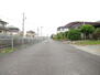 長島町出口（長島駅）　１９８０万円 幅員約4.9ｍの前面道路です。車がすれ違える道幅です。車1台とベビーカーですれ違える道幅は安心ですね。（2023年10月14日　撮影）