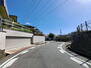 八幡柿ケ谷　２６９０万円 前面道路含む現地写真（南西側）