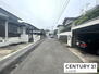 日吉台３（水巻駅）　１１８０万円 前面道路の幅員は6ｍです。現地に向かって左側の道路の様子です。