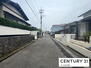 日吉台３（水巻駅）　１１８０万円 前面道路の幅員は6ｍです。現地に向かって右側の道路の様子です。