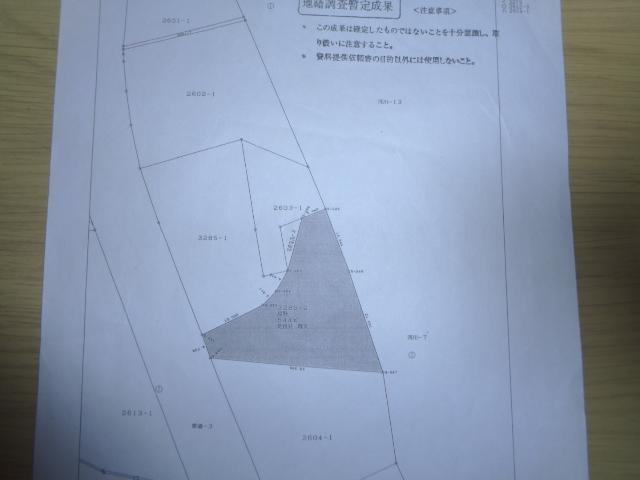 高岡町飯田　８８０万円 土地価格880万円、土地面積544.33m<sup>2</sup> 図の左側が接道になります。奥が広くなったいます。
