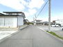 福島市飯坂町　建築条件無し売地 前面道路は幅員約6mと広々しています。