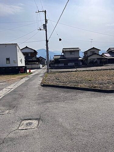 愛媛県西条市小松町新屋敷 土地