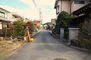 売土地　岡崎市牧平町字大崎 前面道路の幅は、約4メートル！間口8メートル！車通りが少ないのでゆっくりと落ち着いて駐車のできる環境です◎