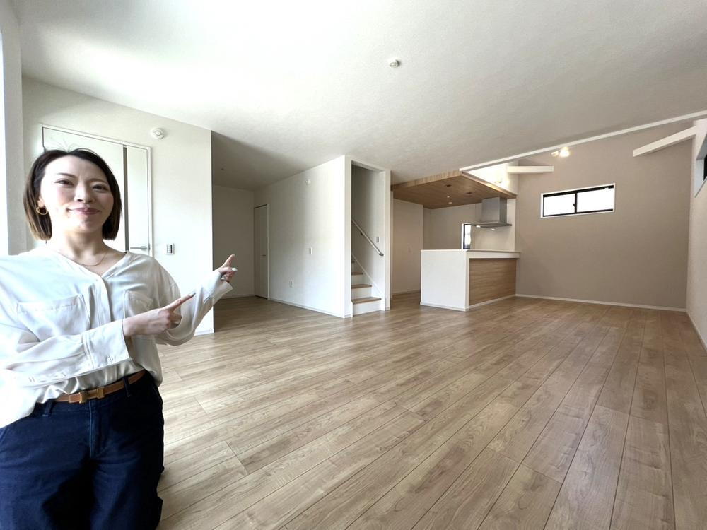 家具を置いても窮屈感を感じにくい２４帖の広々ＬＤＫ！リビングイン階段を採用しており、家族の会話も自然と増えそうです。