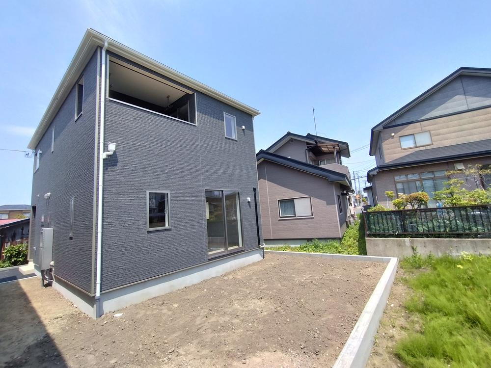 さあ、ユーアールユーハウジングと現地に行こう。【 現地＆同仕様 】 全窓は ＬＯＷ－Ｅ複層ガラス・各居室はエアコン用コンセント・通常コンセント・テレビ配線（※端子は選択箇所有り） 来て・見て納得仕様。