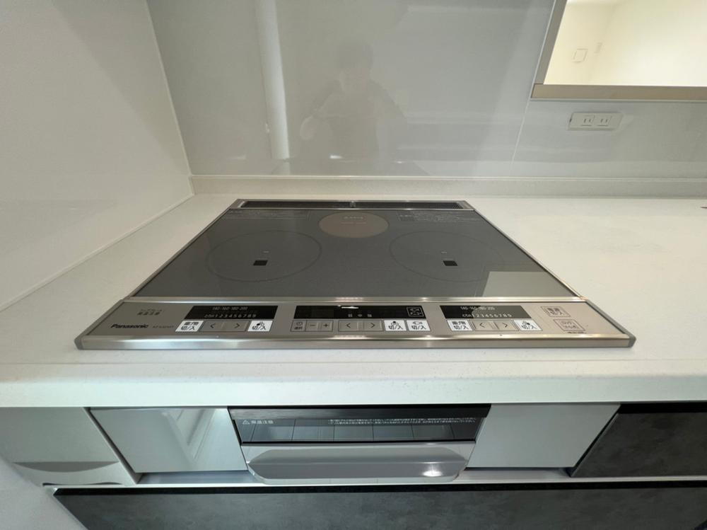 【同仕様例】<BR>お料理後はタオルでサッと拭きとるだけ◎お手入れの楽さが魅力のIHクッキングヒーター。